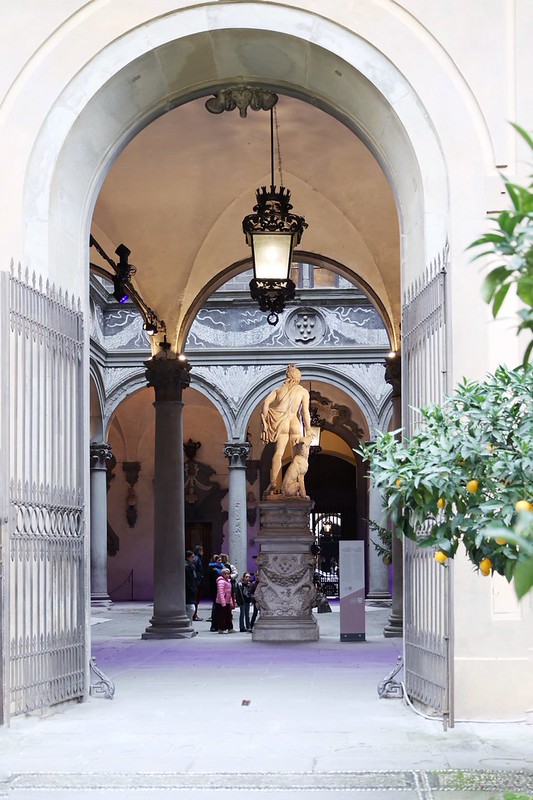 Visione del cortile di Palazzo Medici Riccardi visto dal giardino degli aranci