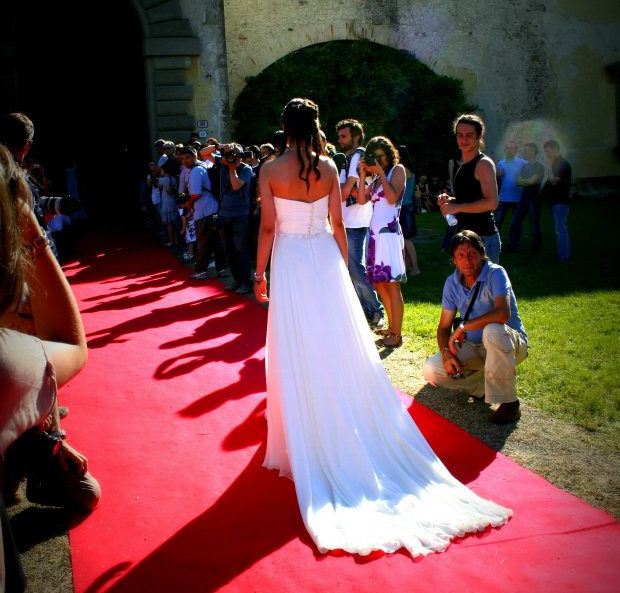 sposa di schiena su tappeto rosso