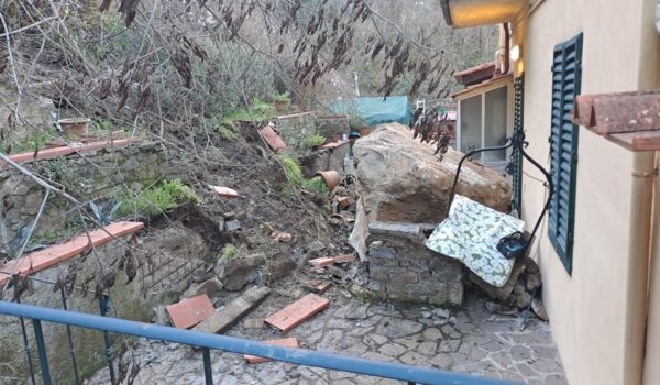 grosso masso addossato a muro esterno di abitazione, dopo aver travolto muretto esterno e pozzo