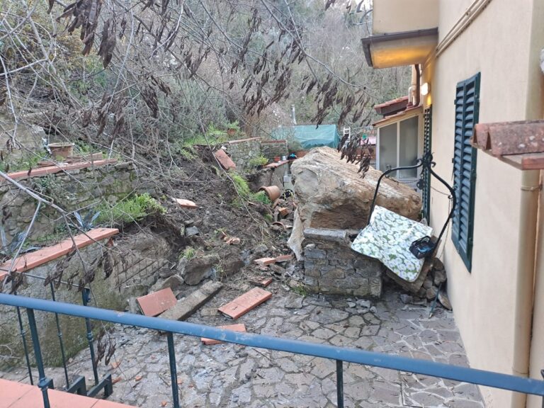 grosso masso addossato a muro esterno di abitazione, dopo aver travolto muretto esterno e pozzo
