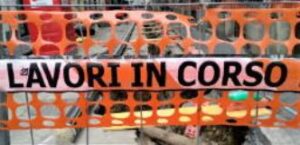 dettaglio cantiere con scritta lavori in corso su nastro arancio