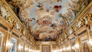 veduta di porzione del soffitto affrescato da luca giordano nel salone degli specchi