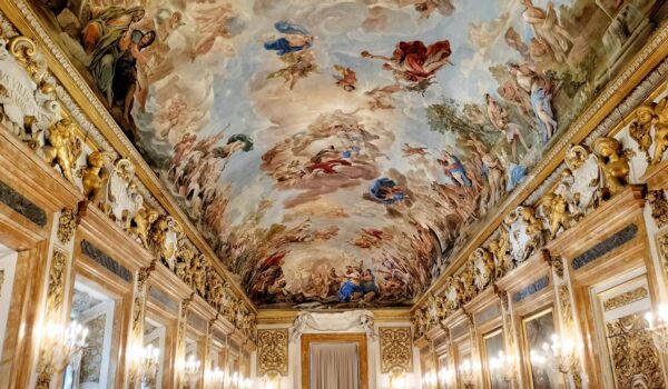 veduta di porzione del soffitto affrescato da luca giordano nel salone degli specchi