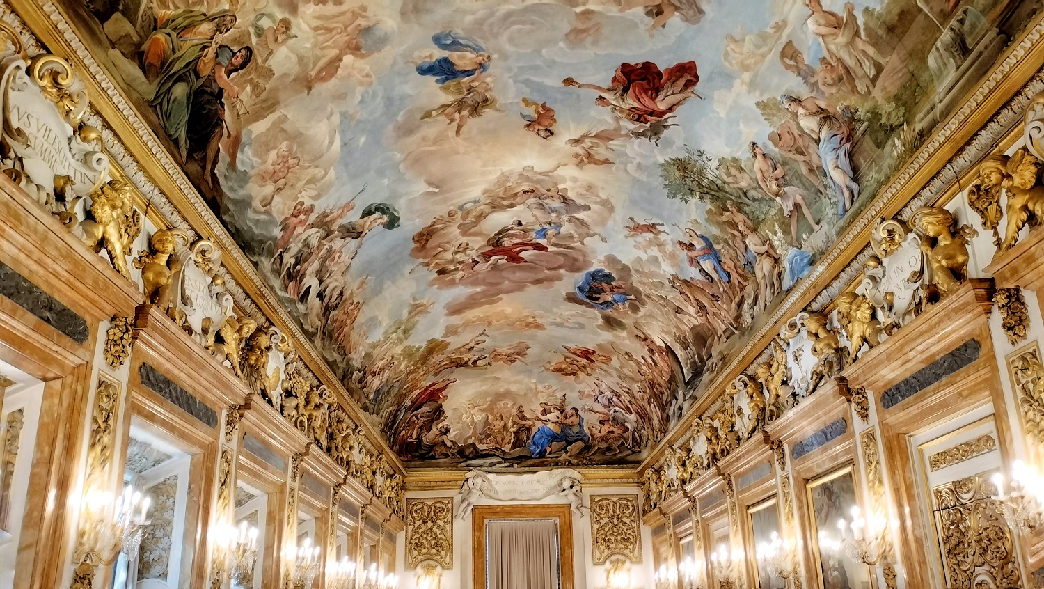 veduta di porzione del soffitto affrescato da luca giordano nel salone degli specchi